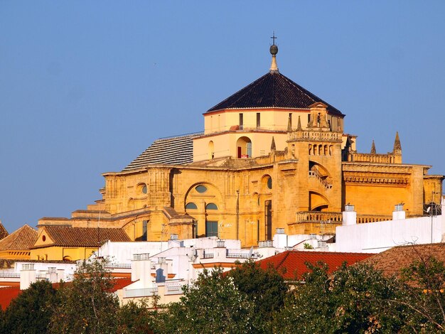 Widok dzwonnicy na tle nieba