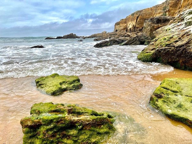 Widok fal morskich schodzących na brzeg na kamienistej plaży podczas odpływu w krajobrazie plaży