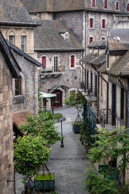 Zdjęcie widok fasady starych budynków w bana hills danang french village vietnam