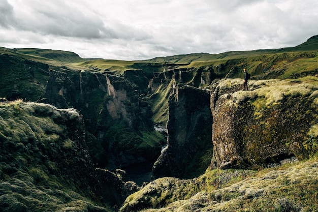 Widok formacji skalnych na chmurnym niebie