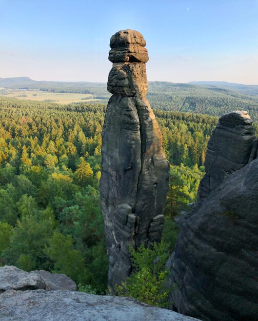 Zdjęcie widok formacji skalnych na krajobrazie