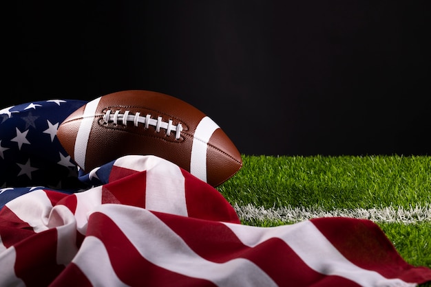 Zdjęcie widok futbolu amerykańskiego z amerykańską flagą