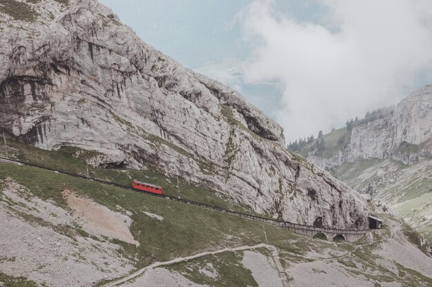 Widok góry sceny z góry Pilatus Kulm w parku narodowym Lucerna, Szwajcaria, Europa. Letni krajobraz, słoneczna pogoda, dramatyczne niebo i słoneczny dzień