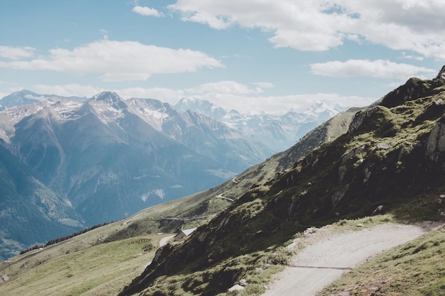 Widok góry zbliżenie scena, trasa wielki lodowiec Aletsch w parku narodowym Szwajcaria, Europa. Letni krajobraz, słoneczna pogoda, błękitne niebo i słoneczny dzień