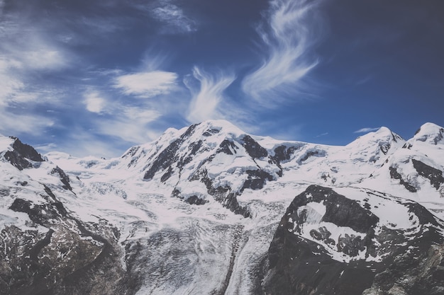Widok góry zbliżenie scena w parku narodowym Zermatt, Szwajcaria, Europa. Letni krajobraz, słoneczna pogoda, dramatyczne błękitne niebo i słoneczny dzień