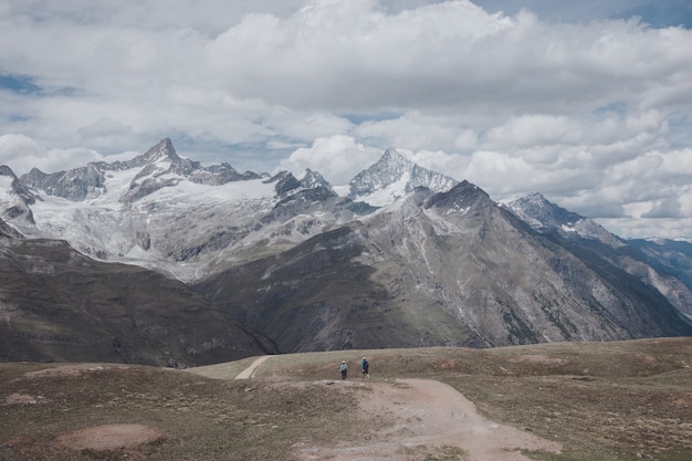 Widok góry zbliżenie scena w parku narodowym Zermatt, Szwajcaria, Europa. Letni krajobraz, słoneczna pogoda, dramatyczne błękitne niebo i słoneczny dzień