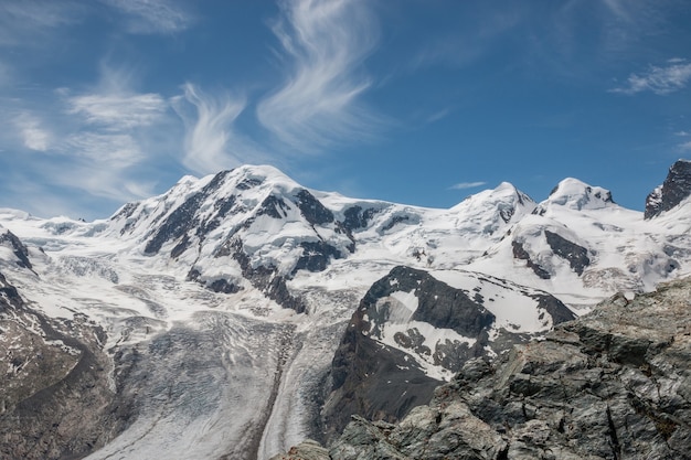 Widok góry zbliżenie scena w parku narodowym Zermatt, Szwajcaria, Europa. Letni krajobraz, słoneczna pogoda, dramatyczne błękitne niebo i słoneczny dzień