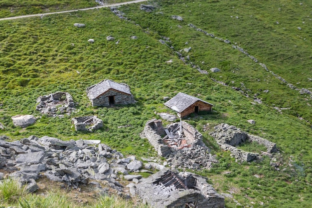 Widok góry zbliżenie sceny, trasa wielki lodowiec Aletsch w parku narodowym Szwajcaria, Europa. Letni krajobraz, błękitne niebo i słoneczny dzień