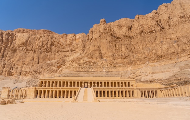 Widok grobowej świątyni Hatszepsut bez ludzi w drodze powrotnej ze zwiedzania Luksoru