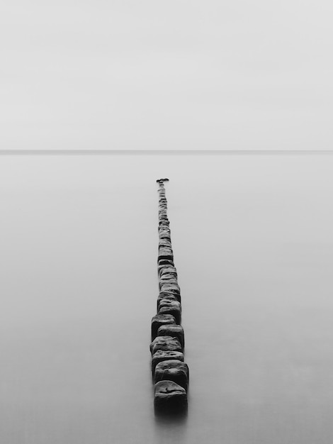 Zdjęcie widok groyne w wodzie