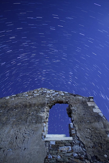 Widok gwiazd Drogi Mlecznej z szczytem góry na pierwszym planie obserwacja deszczu meteorów Perseid