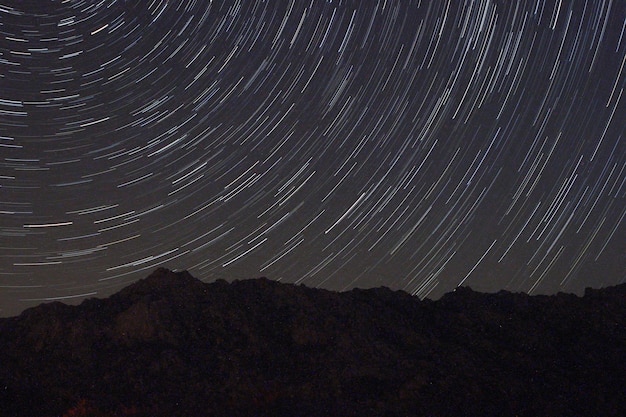Widok gwiazd Drogi Mlecznej ze szczytem góry na pierwszym planie Deszcz Perseidów