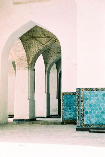 Zdjęcie widok historycznego meczetu z turkusowym ozdobem w bukhara w uzbekistanie