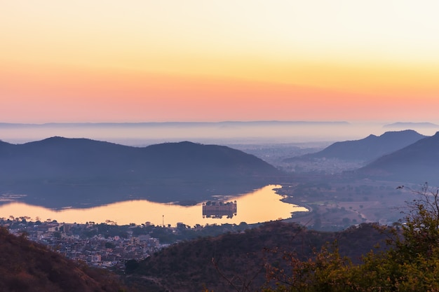 Widok Indian, Wschód Słońca Nad Jeziorem Man Sagar I Pałac Jal Mahal W Jaipur.