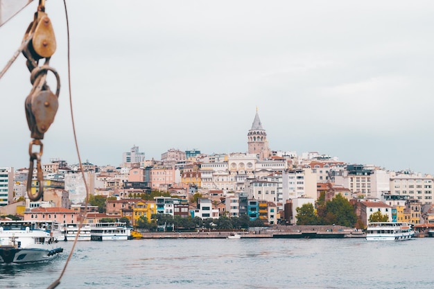 Widok Istanbuł Z Wody. Wieża Galata