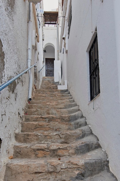 Widok jednej z ulic z kamiennymi schodami Mojacar Spain