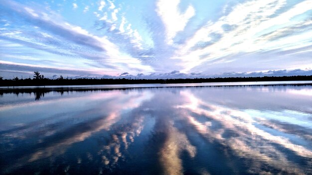 Widok jeziora na tle nieba podczas zachodu słońca