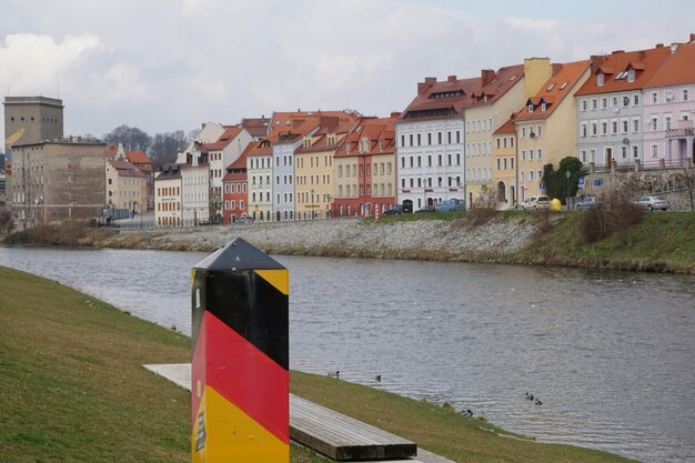 Zdjęcie widok kanału wzdłuż budynków