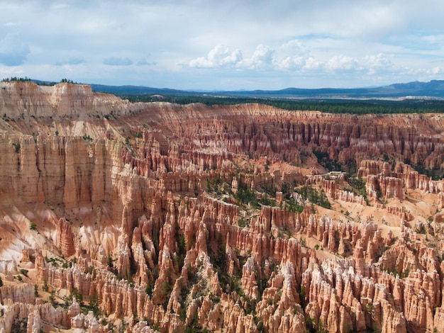 Widok kanionów Bryce na tle nieba