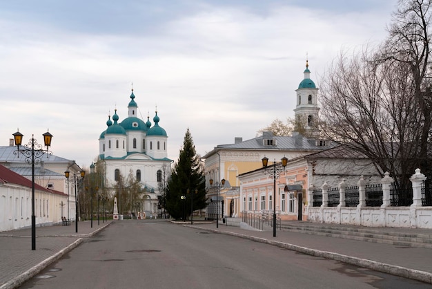 Widok katedry Spassky z ulicy Spassky miasta Yelabuga w słoneczny wiosenny poranek Yelabuga Tatarstan Rosja