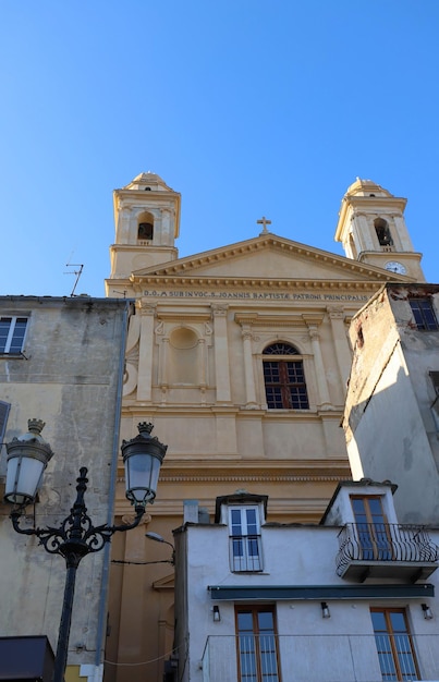 Widok katedry St Jean Baptiste w starym porcie Bastia, drugie co do wielkości miasto Korsyki.