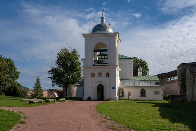 Widok katedry św. Mikołaja Nikolskiego na terenie twierdzy Izborsk XIVXVII wieku w słoneczny letni dzień Stary Izborsk Region pskowski Rosja