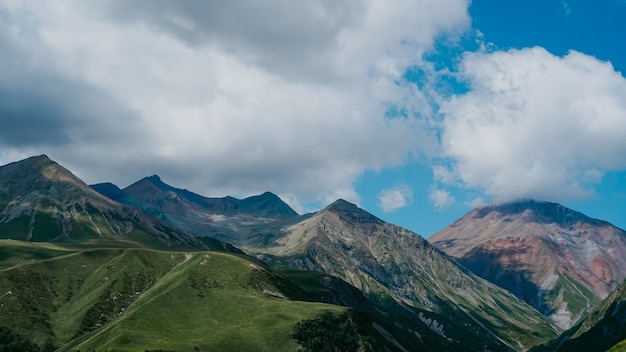 Widok Kazbegi, Gruzja. Piękne naturalne górskie tło. Lato