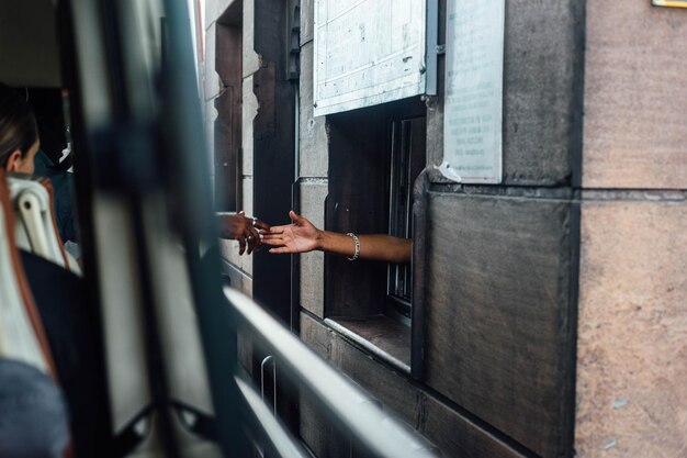 Zdjęcie widok kierowcy autobusu płacącego opłatę drogową