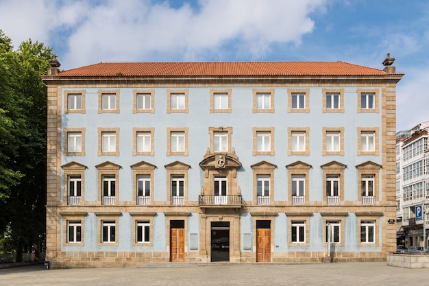 Widok klasycznego budynku w Ferrol, Hiszpania