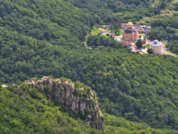 Widok klasztoru Zaśnięcia Drugiego Atosa ze szczytu góry Beshtau. Piatigorsk,