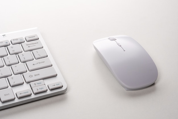 Widok klawiatury i myszy nowoczesnego komputera.