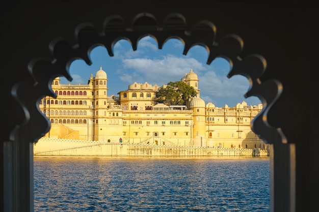 Widok Kompleksu Pałacowego Udaipur City Palace Z Jeziora Pichola W Radżastanie W Indiach