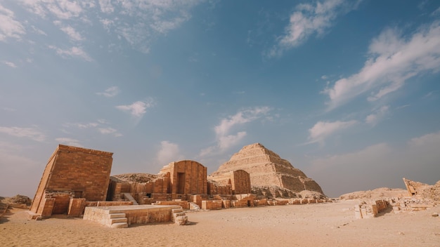 Widok kompleksu piramid w Sakkarze