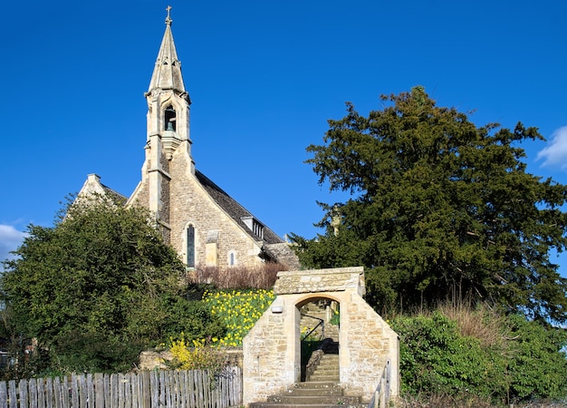 Widok kościoła Clifton Hampden w słoneczny wiosenny dzień