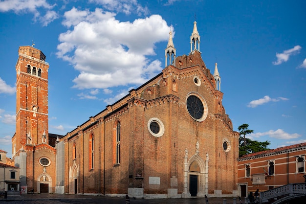 Widok kościoła Santa Maria Gloriosa dei Frari w Wenecji, Włochy....