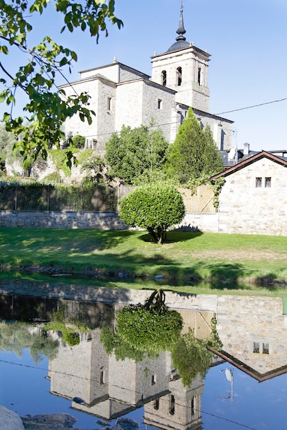 Widok kościoła św. Mikołaja z Bari znajdującego się Molinaseca Leon Spain