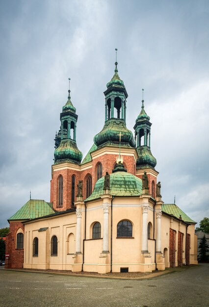 Widok kościoła Świętych Piotra i Pawła na Wyspie Tumskiej w deszczowy dzień Poznań Polska