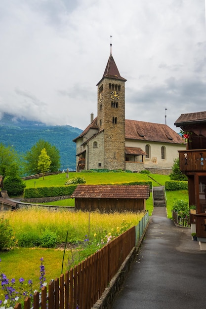 Widok kościoła w miejscowości Brienz w kantonie Berno Szwajcaria