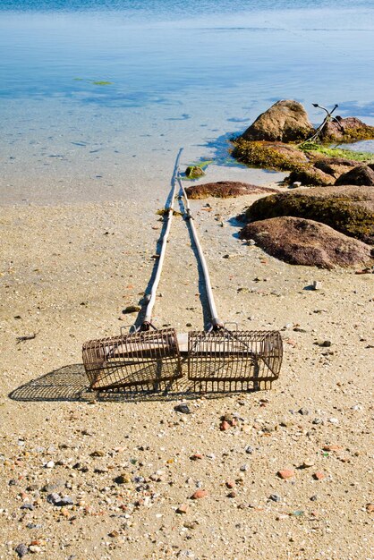 Zdjęcie widok kosza z wicku na skale na plaży