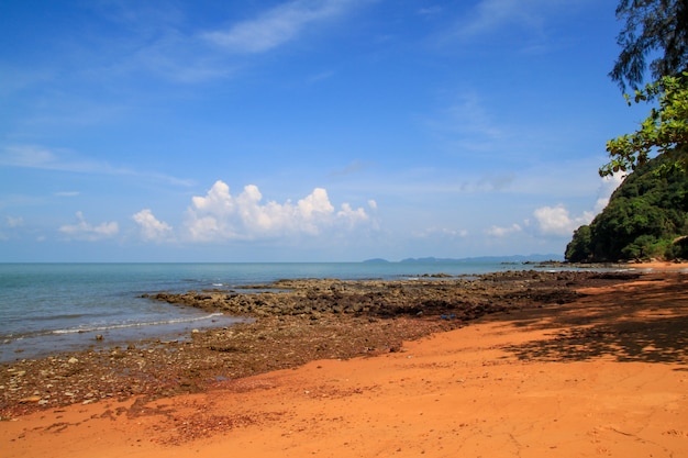 Widok krajobraz skały plaża przy Thailand