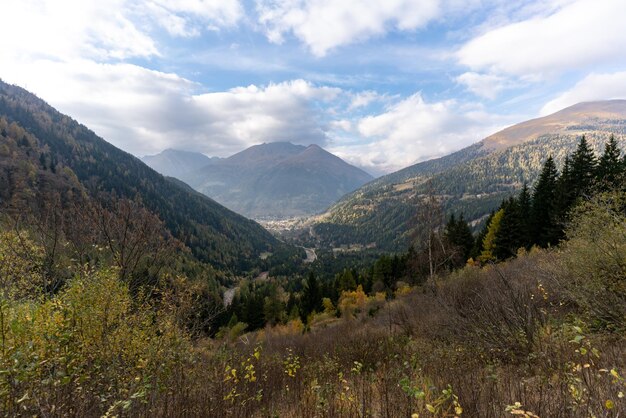 Widok krajobrazu i gór na tle nieba