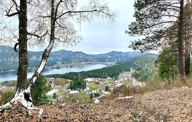 Zdjęcie widok krajobrazu i jeziora na tle nieba