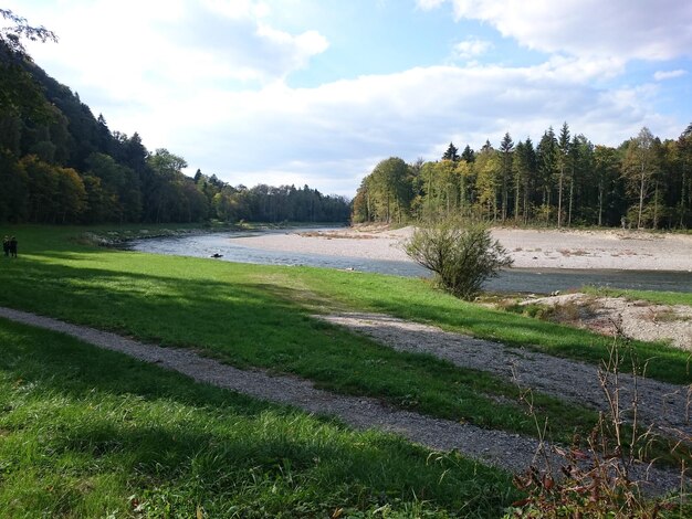 Zdjęcie widok krajobrazu na chmurnym niebie