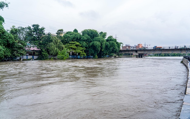 Widok krajobrazu na monsunową powódź rzeki Bagmati w Katmandu w Nepalu