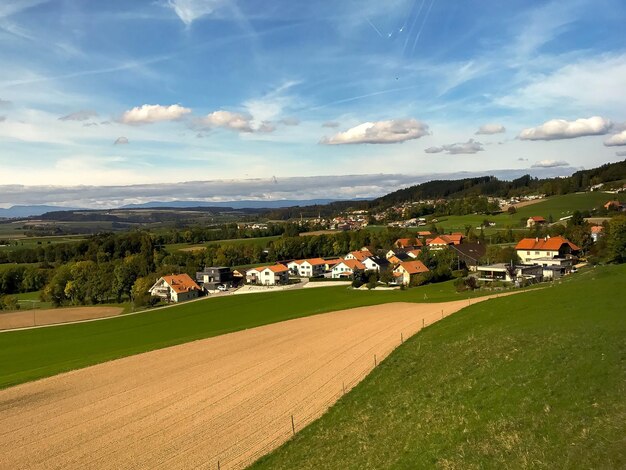 Widok krajobrazu na tle nieba i wioski