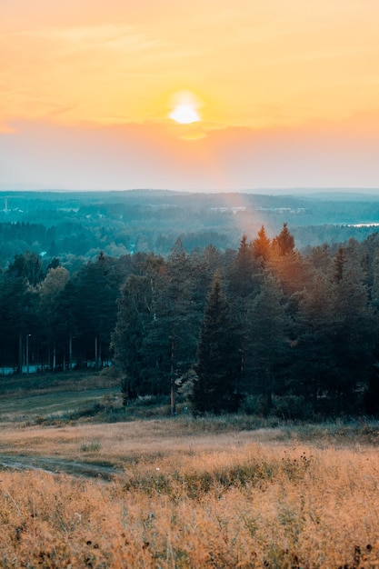 Widok krajobrazu na tle nieba podczas zachodu słońca