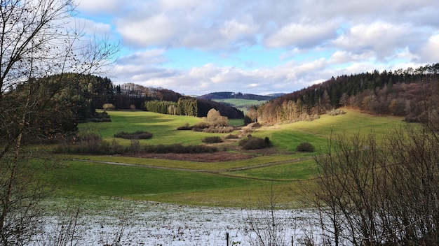 Widok krajobrazu na tle nieba