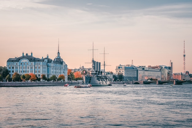 Widok krążownika Aurora od strony Newy wieczorem. Pancernik wzniecił wielką październikową rewolucję komunistyczną w 1917 roku. Sankt Petersburg.