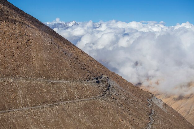 Widok krętej drogi i majestatycznych Gór Skalistych w indyjskich Himalajach, region Ladakh, Indie. Koncepcja przyrody i podróży