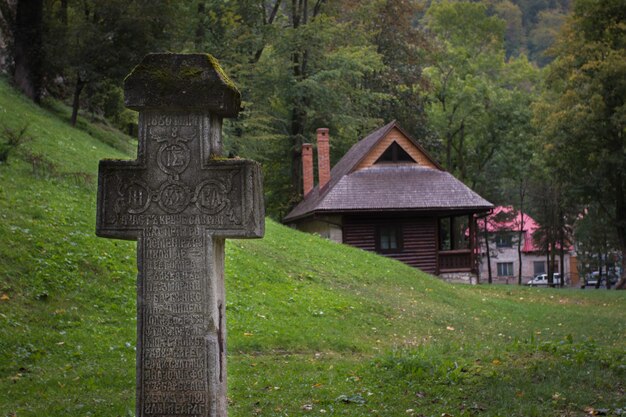 Zdjęcie widok krzyża na cmentarzu bran castle dracula